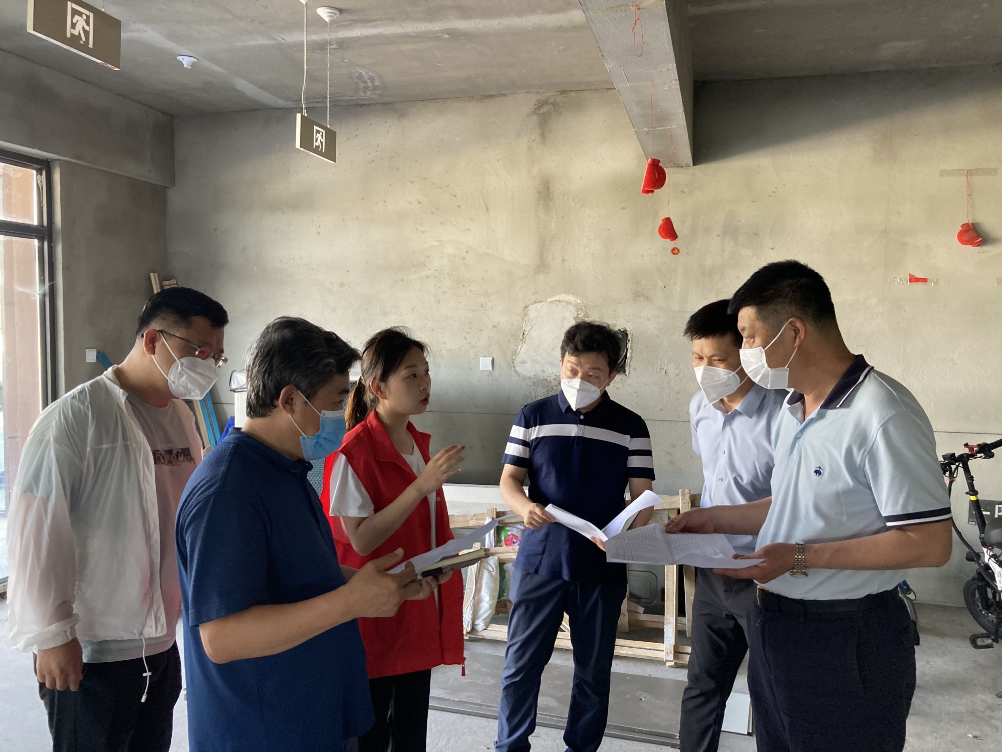 與臨水社區(qū)對接制作風(fēng)雨門廊事宜